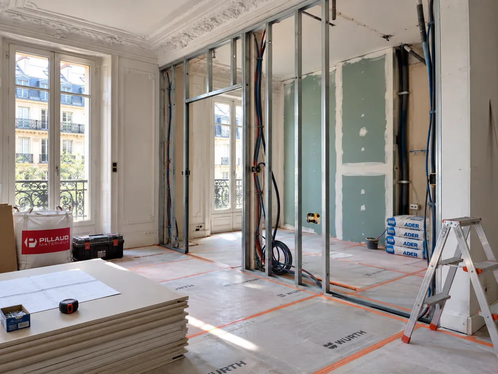 Chantier de rénovation en cours dans un appartement ancien : cloisons et réseaux avant fermeture